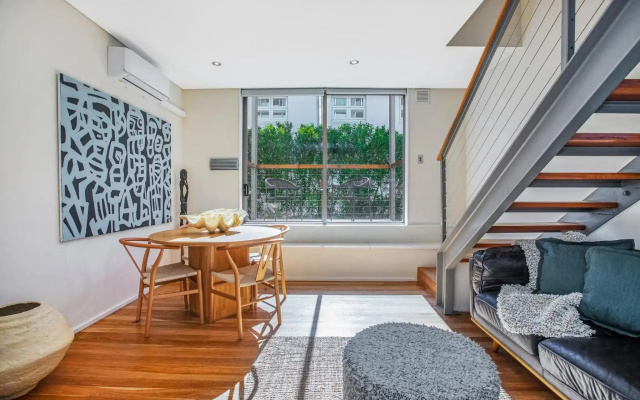 Sun-filled Loft With Balcony 1 street from Beach