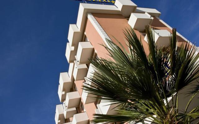 Hotel Apollo Римини вид на фасад