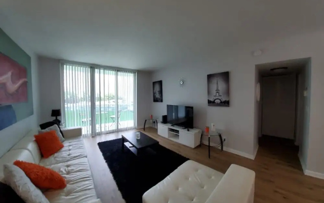 3801 Hollywood - 2Z - 1 Br Apts