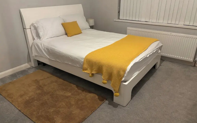 4 Bed House-sleeps 7-free Parking