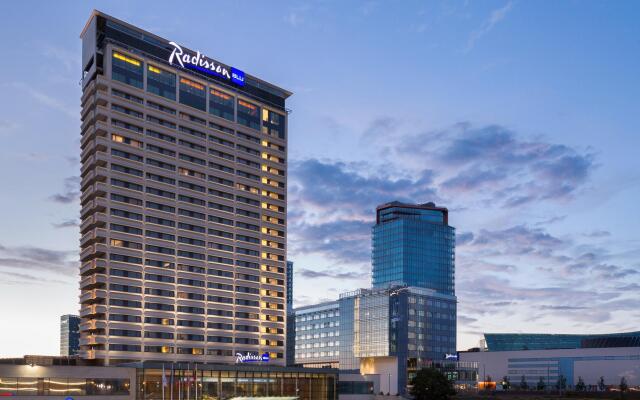 Отель Radisson Blu Hotel Lietuva Литва, Вильнюс - 5 отзывов об отеле, цены и фото номеров - забронировать отель Radisson Blu Hotel Lietuva онлайн вид на фасад