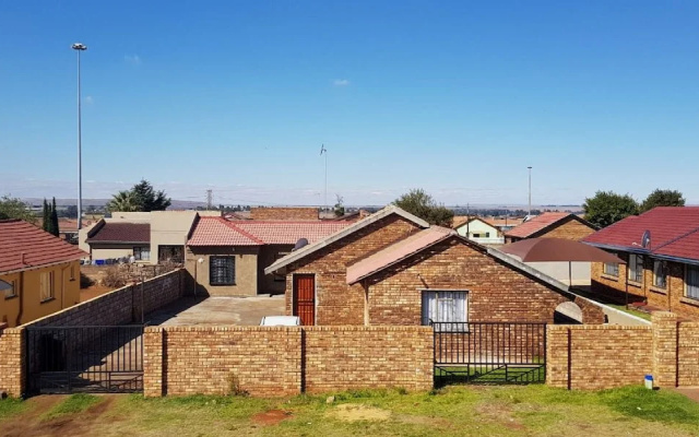 Ekuthuleni Guest house vosloorus