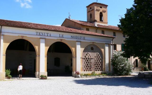 Отель Tenuta Le Sorgive Agriturismo Сольферино вид на фасад