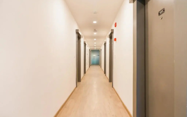 325 South Tukoganj by Oyo Rooms
