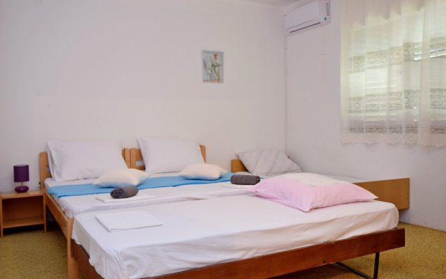 Apartment and Rooms Mila