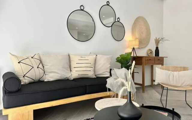 Onyx Apartment at Lake 2 With Beautiful Terrace
