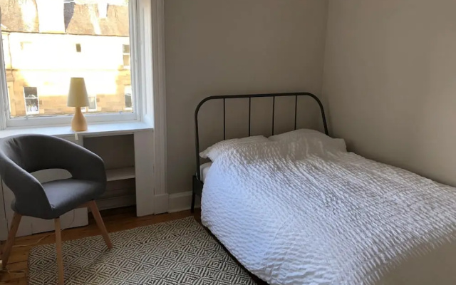 Traditional 3 Bedroom Tenement in Marchmont