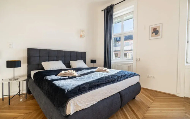 Rochus Stylish Stays