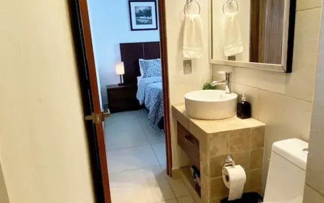 1 Bedroom Guest House - Walk To Everything -patio -gym -pickleball Court - Bikes