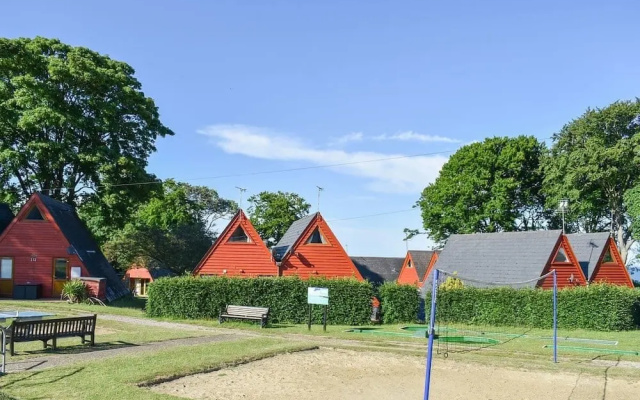 Chalet-sleeps6-parking-garden-pool