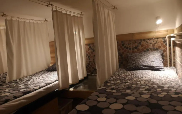 Locomotive Light Hostel  Apartments