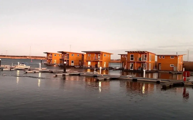 Hausboot in Kroeslin am Bodden