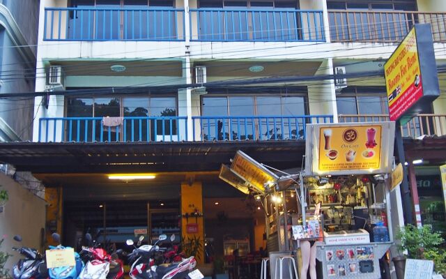 Отель Patong Bay Guesthouse вид на фасад