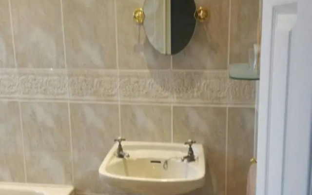 Flat - Sleeps 4 - Parking - Close to Airport