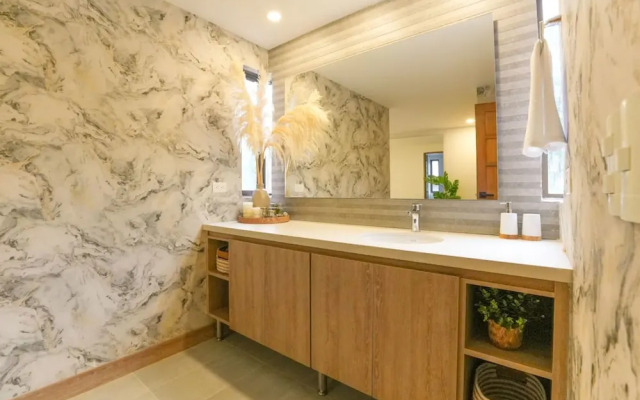 401 - Luxury 4BR Retreat With Private Bathtub and AC