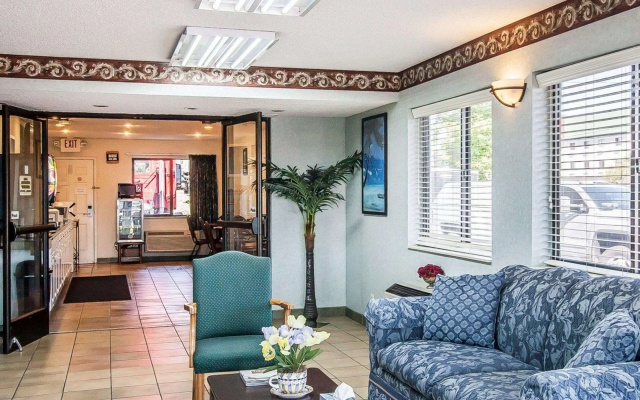 Econo Lodge Inn & Suites Southeast