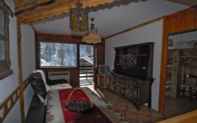 Ski-out Cervinia Chromotherapy Apartment