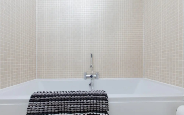 Bright, Contemporary Edinburgh Flat With Parking!