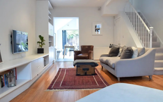 3 Bedroom Battersea House With Patio