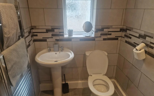 3br-sleeps6-petsok-off Road Parking-garden