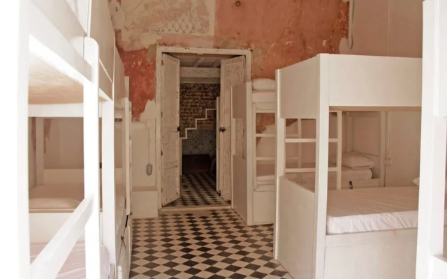 Be Lounge Hostel