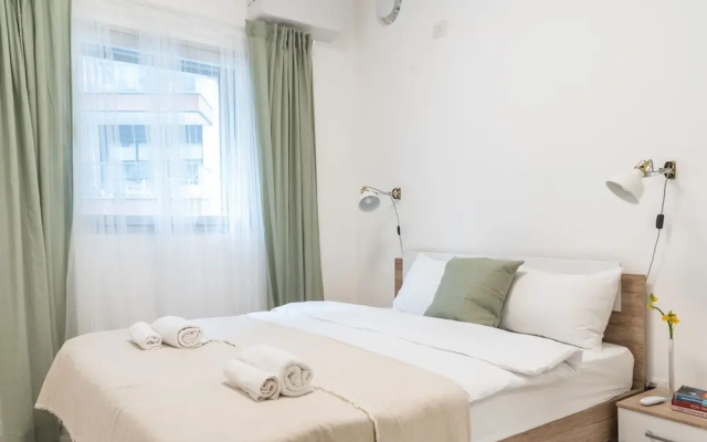 MAMAD - Sunlit Urban Escape with Balcony by Sea N Rent