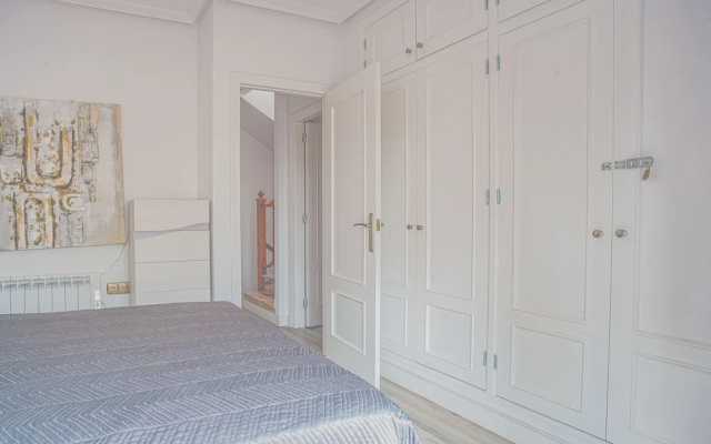 Beautiful 3-bed House With Communal Pool
