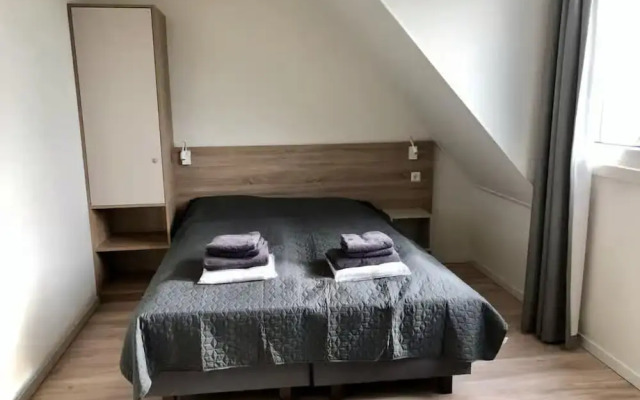 Beautiful Lodge Parallel to the Shopping Street