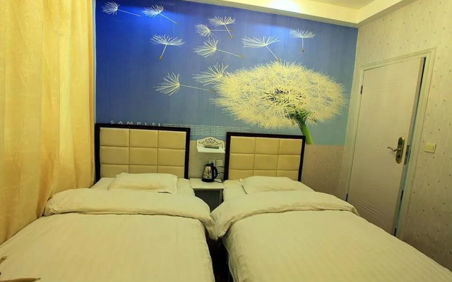 Yijian River View Guesthouse(凤凰亦间江景民宿)