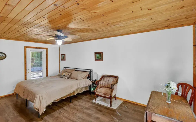 Rouge Cobb Mountain Hotel - Cabin 3