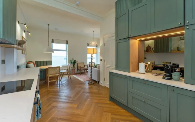 Modern 2-bed Apartment - Sleeps 6 - Seafront View