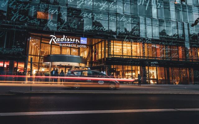 Radisson Blu Elizabete Hotel вид на фасад