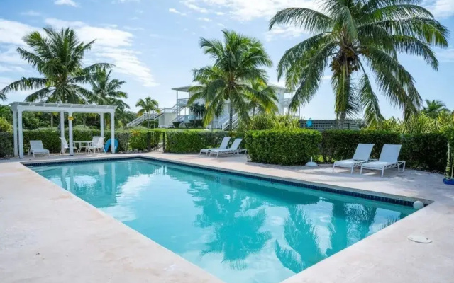 Tropical Escape: Exclusive Villa With Panoramic Ocean Vistas