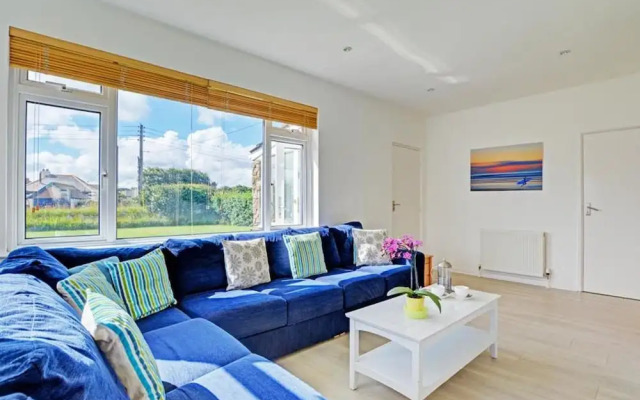 Cozy Holiday Home in Widemouth Bay With Large Garden