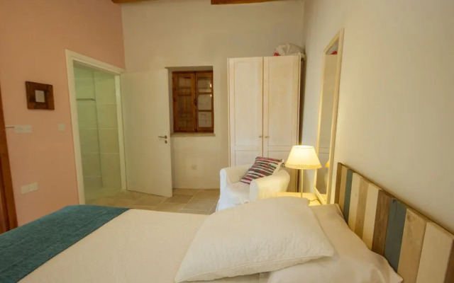 Thyone Uno Cottage