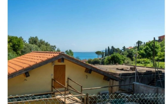 Rustic House near the sea-Yellow