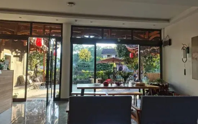 Furong Town and Slow Yueshe (Lotus Pool Shop)