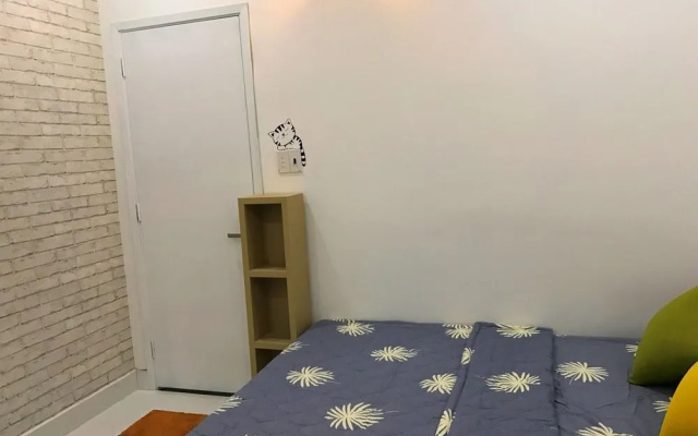 Smiley Apartment 9