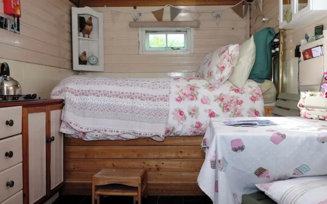 1bed Cabin Sleeps 2- Parking,fireplace,garden,pets