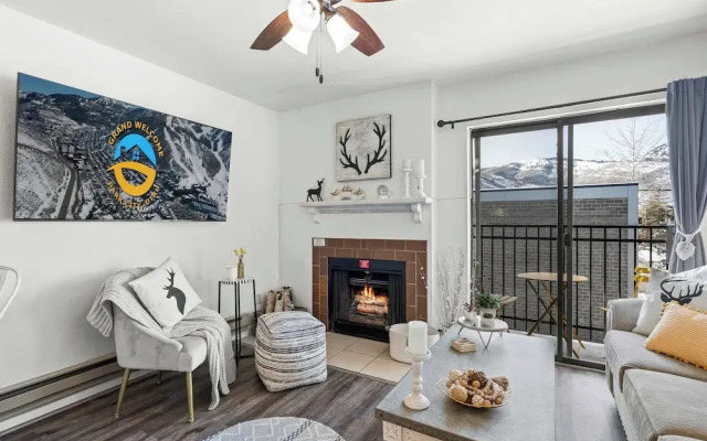 Cozy PC Condo Top Floor Studio