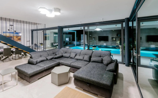 Luxury Villa Pax With Heated Infinity Pool, 8 Sleeps