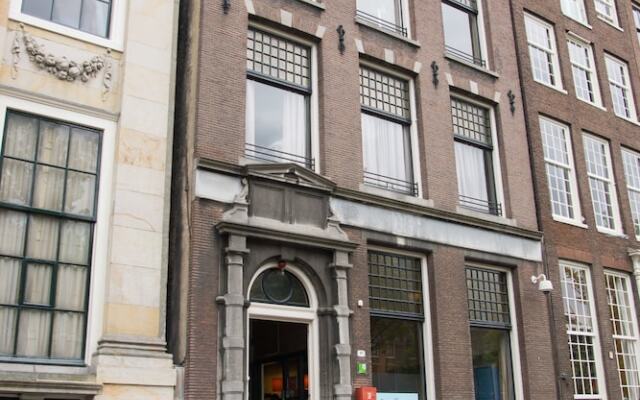 Отель Stayokay Amsterdam Stadsdoelen - Hostel Нидерланды, Амстердам - 1 отзыв об отеле, цены и фото номеров - забронировать отель Stayokay Amsterdam Stadsdoelen - Hostel онлайн вид на фасад
