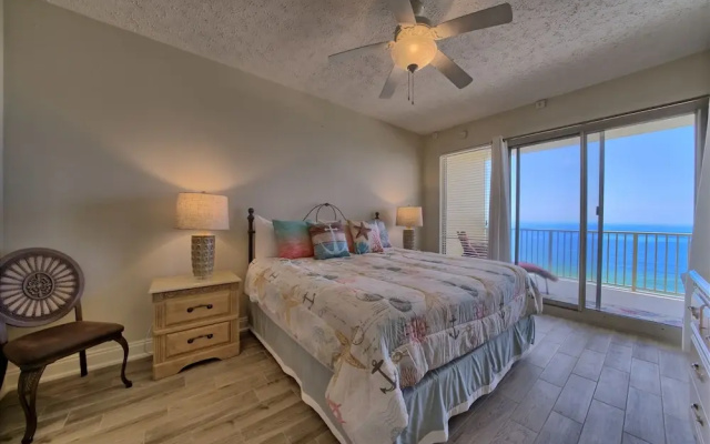 Marvelous Condo with Beachside Pool and Free Poolside WiFi - Unit 0902 by RedAwning