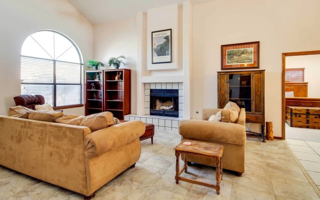 Albuquerque Home w/ Spacious Yard & Fire Pit!