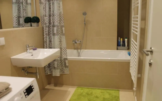 Spacious, Modern 1-bdrm Apt near VIC & Austria Ctr