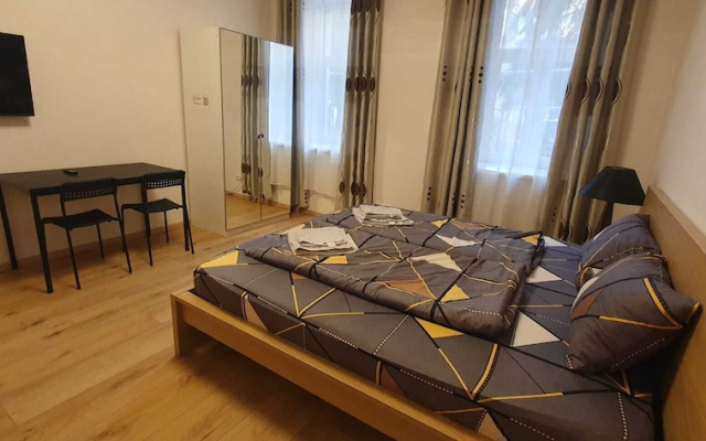 Affordable Private Rooms Close to City Center with Smart TV