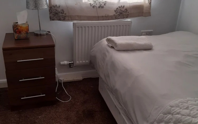 3 Bed House - Sleeps 4 - Parking - Wifi