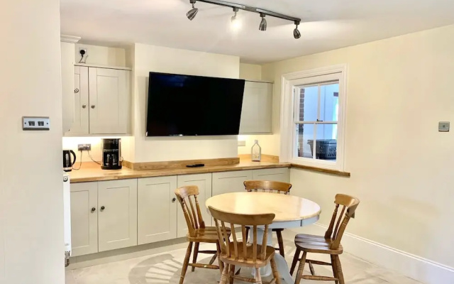 The Farmhouse - Sleeps 12 With Private Grounds