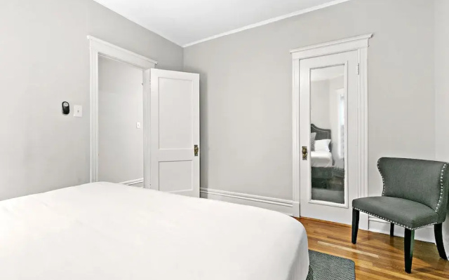 Chic 2BR Escape - Buckingham 1
