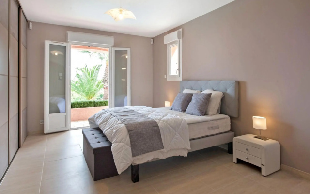 Luxurious Villa in Les Issambres with swimming pool and Sauna